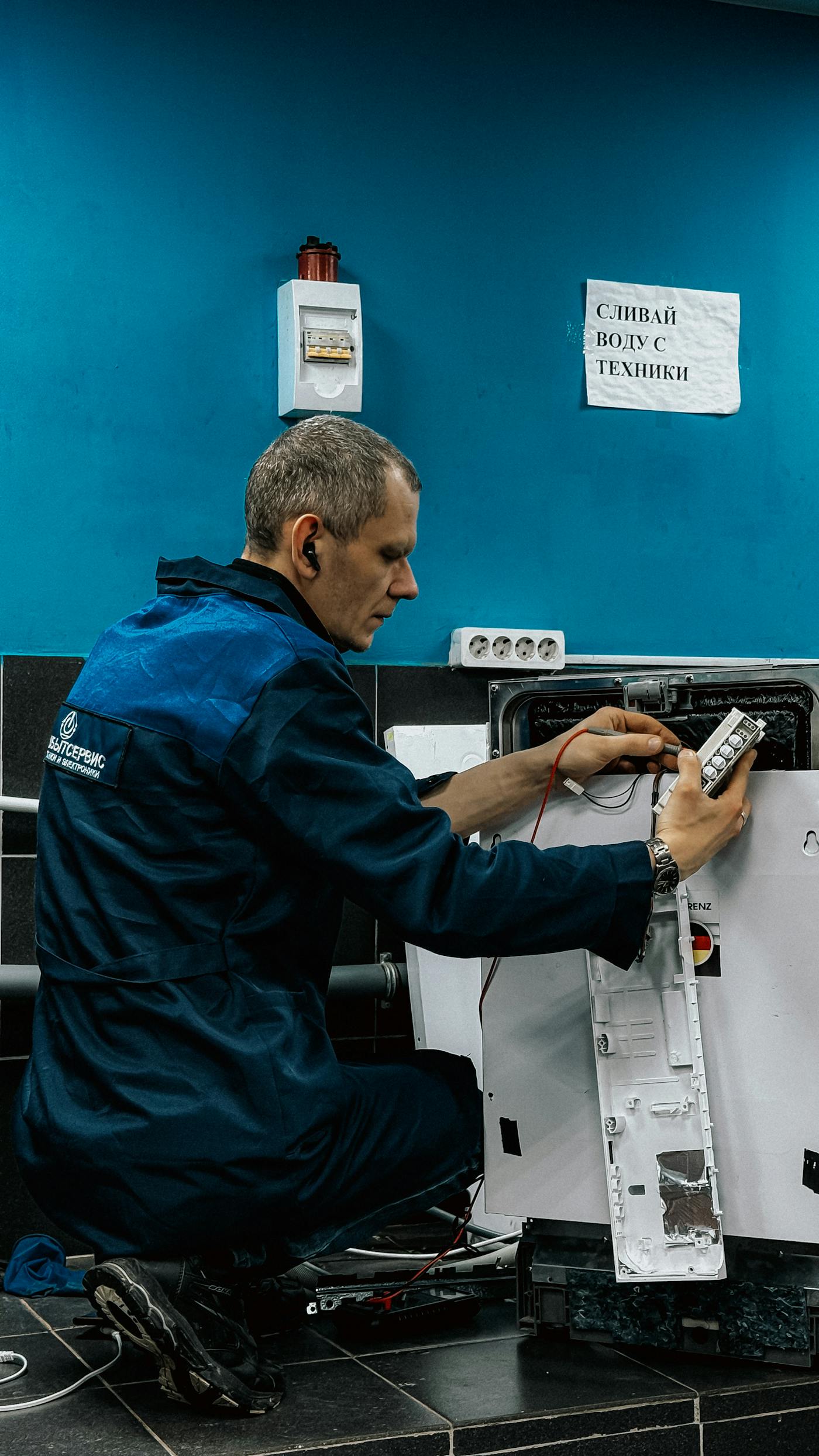 Técnico reparando un electrodoméstico a domicilio